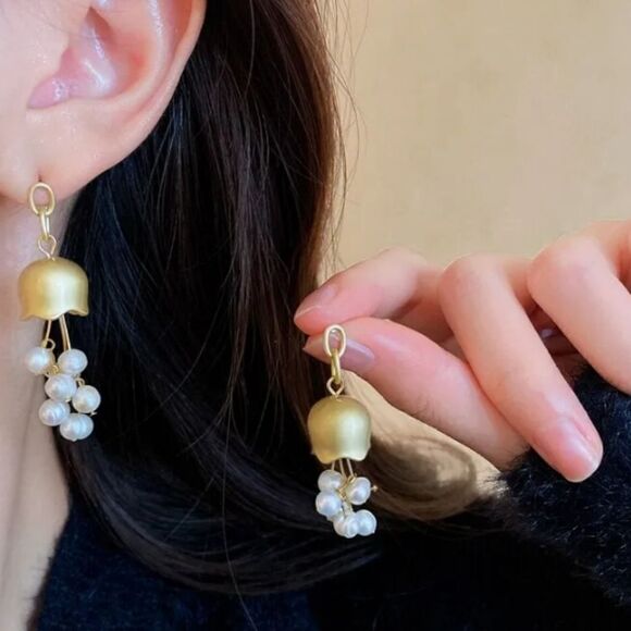 Vintage Italian Style Campanula Gold Pearl Earrings - Picture 2 of 4